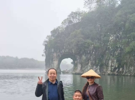 【罗凤霜散文】烟雨漓江，乘竹筏共赏象鼻山