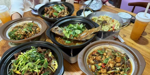 【汤斌昌诗歌】入冬火锅亦风光