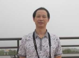 【周炜才诗词】五律·让月替吾望故乡