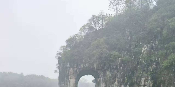 【罗凤霜散文】烟雨漓江，乘竹筏共赏象鼻山
