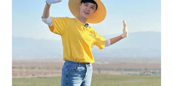 【祁河随笔】飞驰在马背上的红斗蓬