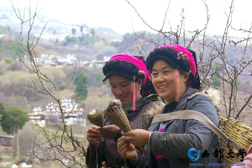 IMGP9498_捻毛线的藏族妇女.jpg