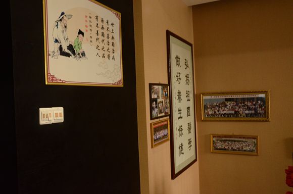 墙上照片.jpg