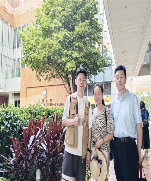 香港大学3人.jpg